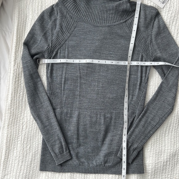Lululemon Pockets Sweat Savasana Merino Wool Turtleneck Gray Sweater Womens 6 M - Picture 14 of 16